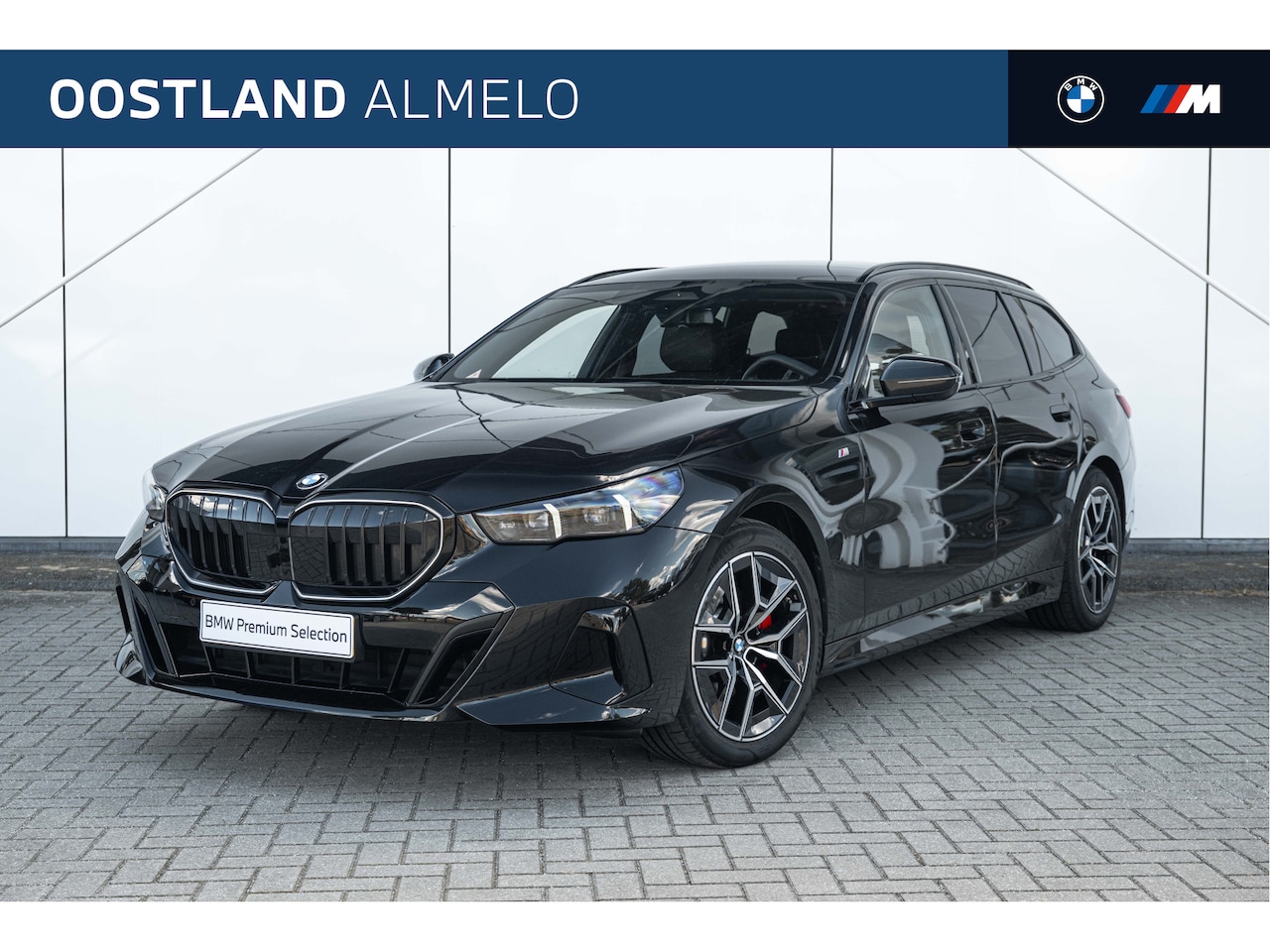 BMW 5-serie Touring - 520i M Sport Automaat / Trekhaak / Panoramadak / Comfortstoelen / Comfort Access / Achteru - AutoWereld.nl