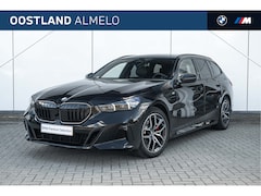 BMW 5-serie Touring - 520i M Sport Automaat / Trekhaak / Panoramadak / Comfortstoelen / Comfort Access / Achteru