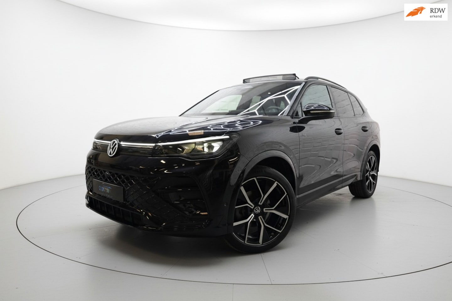 Volkswagen Tiguan - 1.5 eTSI 3x R Line PANO IQ HEAD UP H&K 360 - AutoWereld.nl