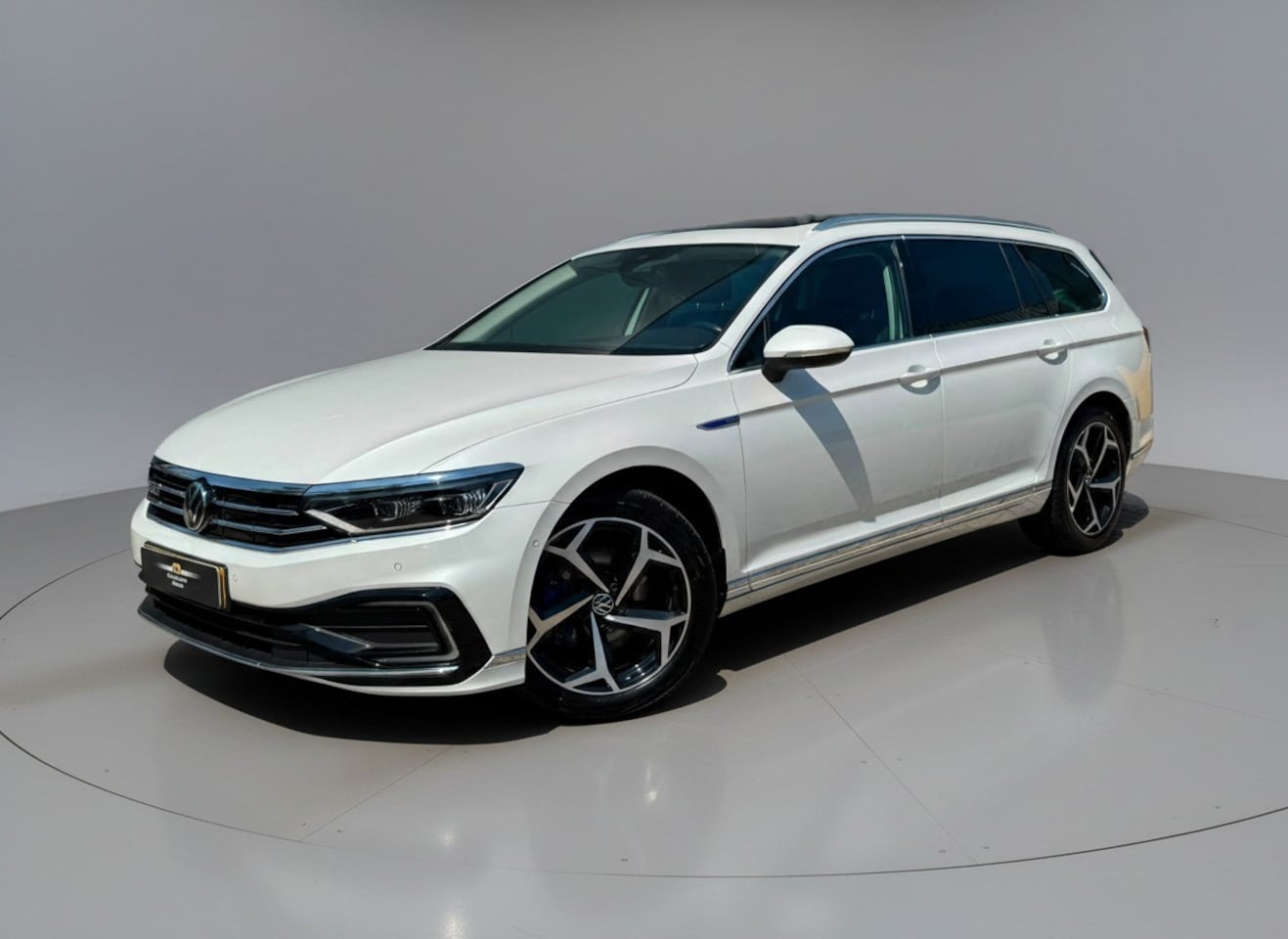 Volkswagen Passat Variant - 1.4 TSI * Panoramadak * Stoelen met geheugen * Trekhaak * - AutoWereld.nl