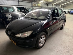 Peugeot 206 - 1.4 XT AUTOMAAT, Trekhaak INRUILAUTO APK tot 11-08-2026