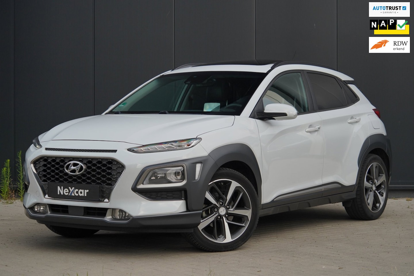 Hyundai Kona - 1.0T Premium|PANO|Leer|Trekhaak|HUD|Camera|Carplay| - AutoWereld.nl