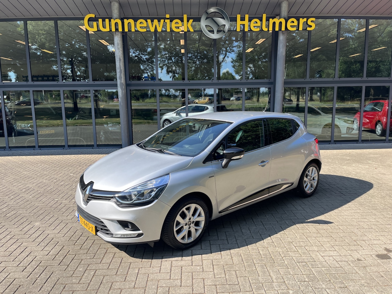 Renault Clio - 0.9 TCe Limited | AIRCO | BT | CRUISE | KEYLESS | NAVI | PDC ACHTER | TREKHAAK - AutoWereld.nl