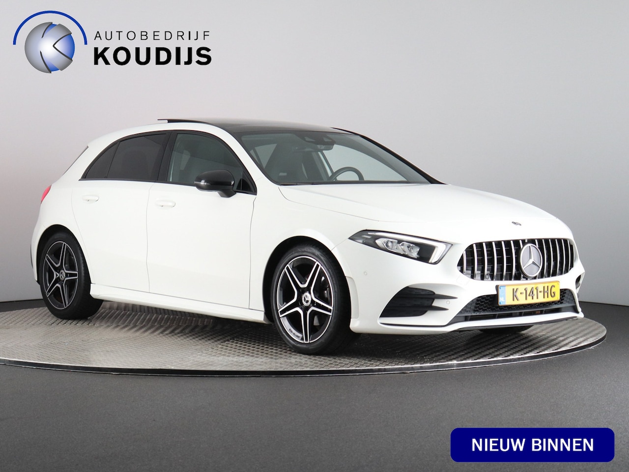 Mercedes-Benz A-klasse - 180 Premium Plus AMG (Pano / Night Pakket / Sfeerverlichting / Camera / Blindspot / Burmes - AutoWereld.nl