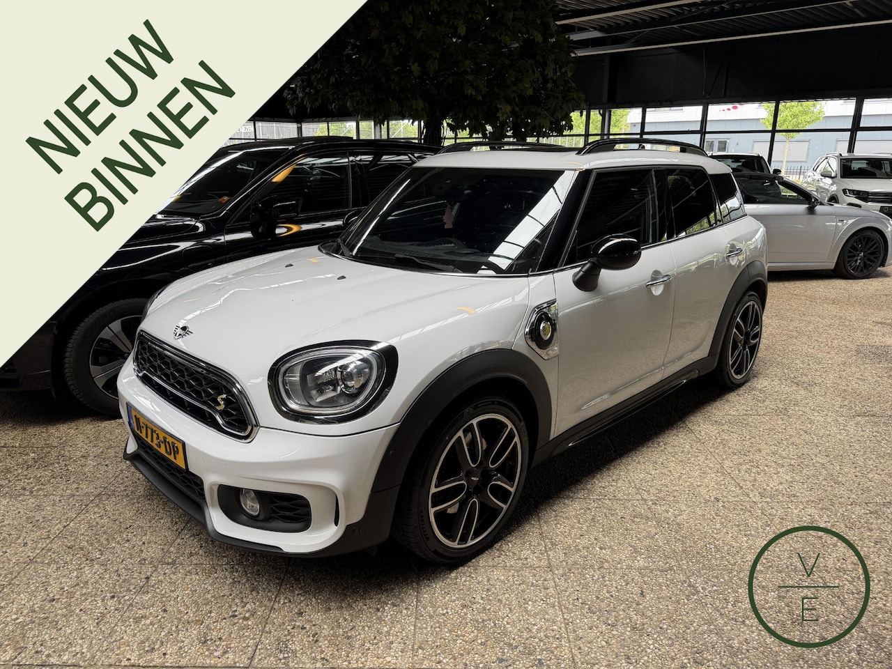 MINI Countryman - 1.5 Cooper S E ALL4 Chili | Pano | Camera | JCW Velgen | Leder | - AutoWereld.nl
