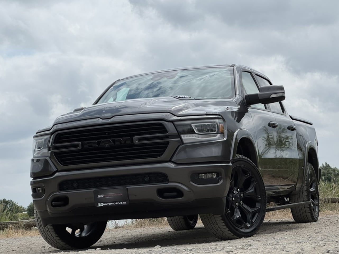 Dodge Ram 1500 - LARAMIE 5.7L V8, 1E EIG, DEALER ONDERH, LIMITED WIELEN, PANO, 360, H&K, BLIS, ACC, LUCHTVE - AutoWereld.nl