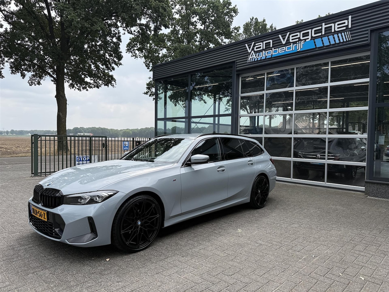 BMW 3-serie Touring - 318i M-Sport / Camera / Brooklyn Grey / Apple Carplay - Android Auto / Elect. achterklep - AutoWereld.nl