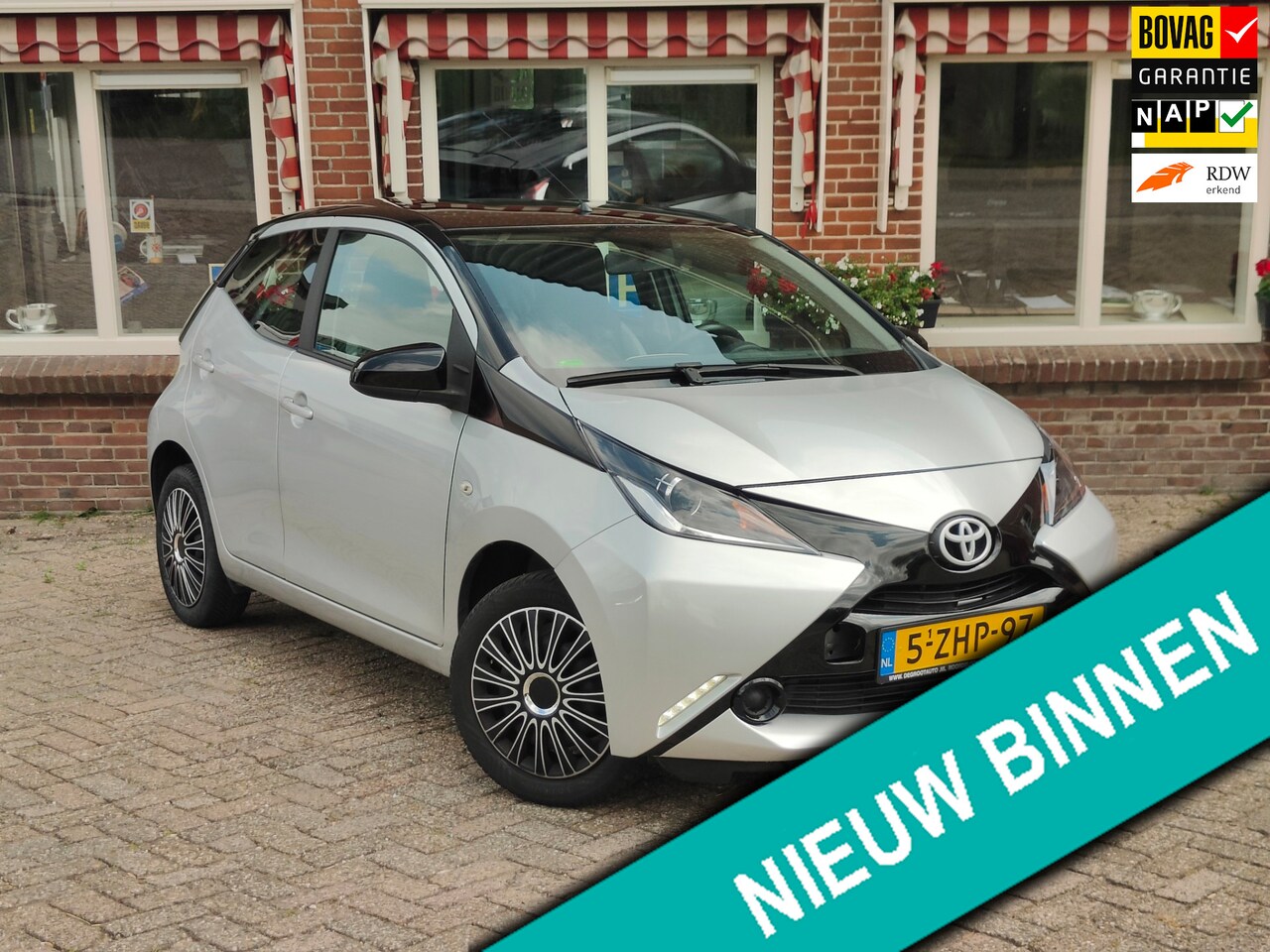 Toyota Aygo - 1.0 VVT-i x-play Two tone color Airco Camara - RIJKLAAR - - AutoWereld.nl