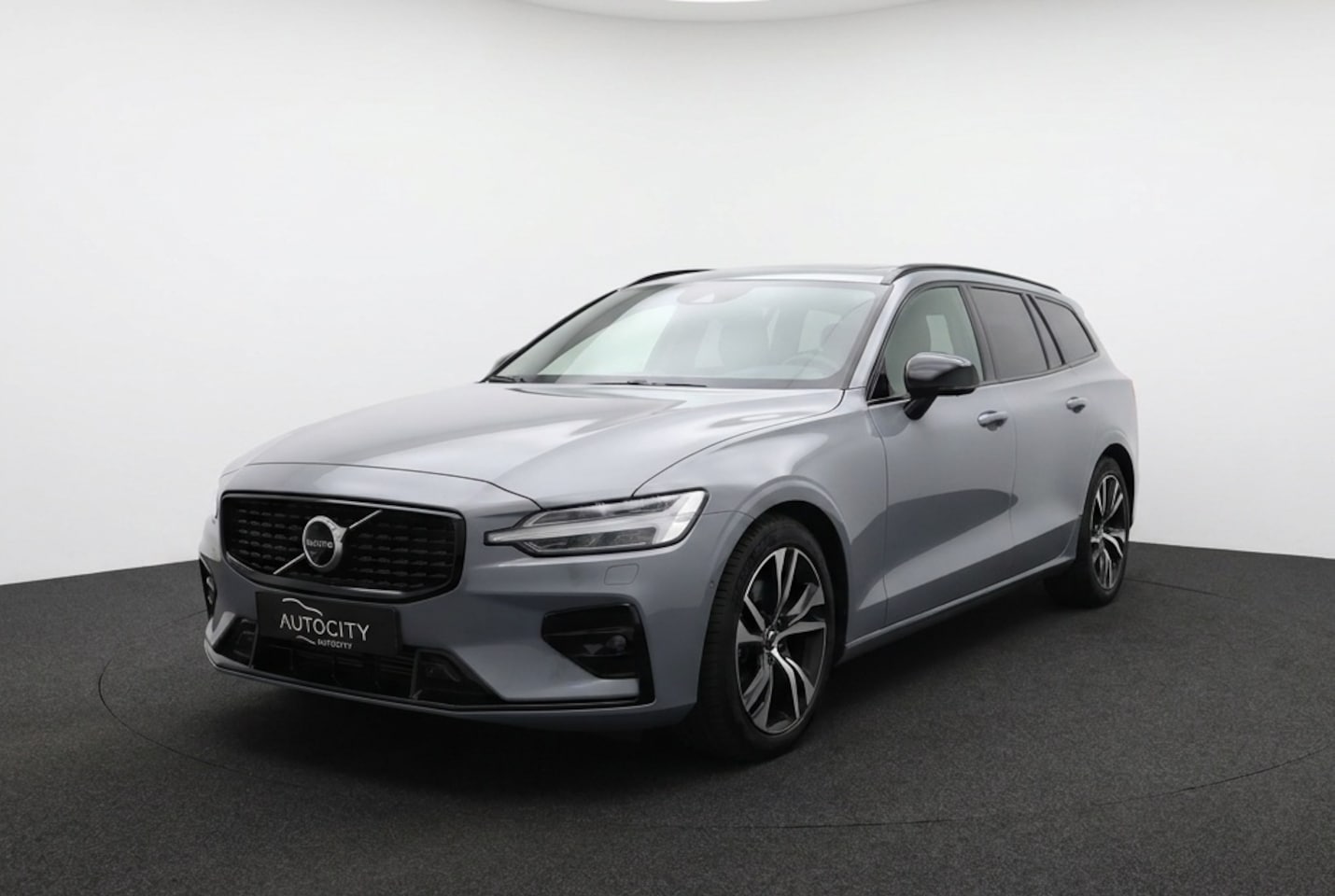 Volvo V60 - kombi Ultimate Dark B4 Panorama l Harman l Leder l BLISS l 360 Camera - AutoWereld.nl