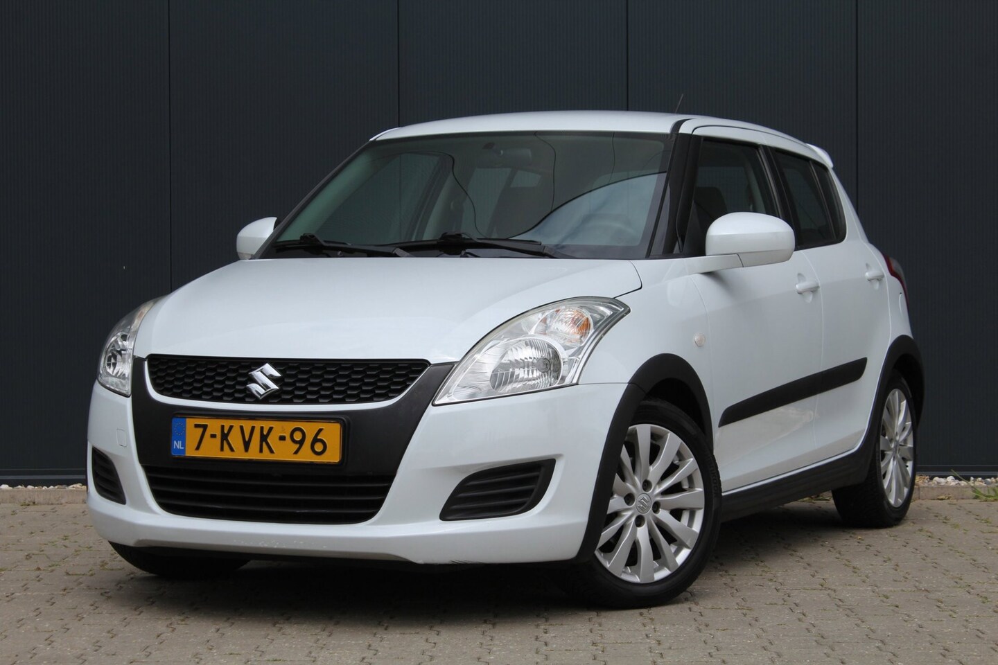 Suzuki Swift - 1.2 Bandit EASSS | 5 Deurs | Stoelverwarming | Airco | Cruise control | NAP | APK | - AutoWereld.nl