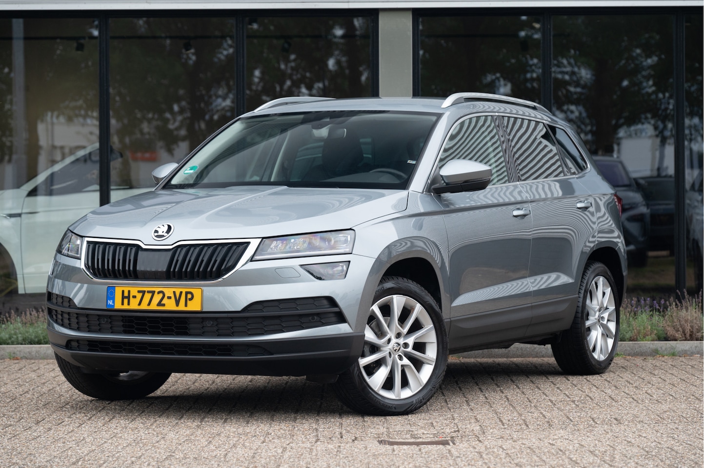 Skoda Karoq - 1.0 TSI Style | Trekhaak | ACC | Camera | Navi | Apple CarPlay | Stoelverw. | 4season - AutoWereld.nl