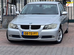 BMW 3-serie - 318i High Executive | Automaat | APK 02-02-2027 | Parkeersensoren | Cruise control | Elekt