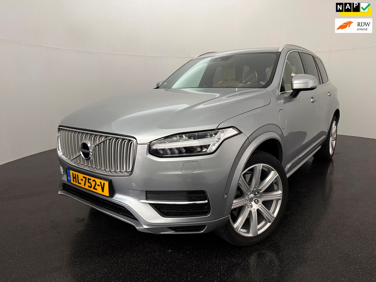 Volvo XC90 - 2.0 T8 Twin Engine AWD Inscription / Pano / B&W / 7 zits - AutoWereld.nl