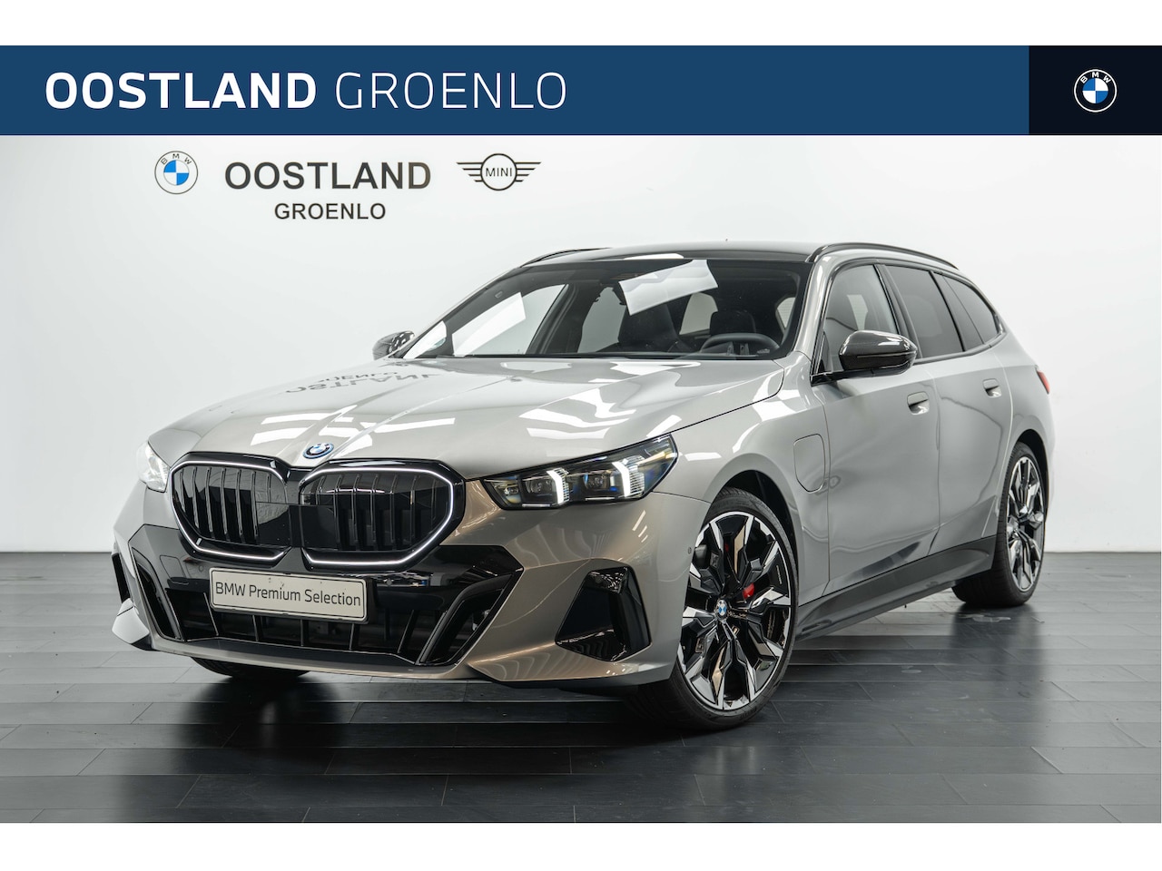 BMW 5-serie Touring - 550e xDrive M Sport Automaat / Trekhaak / Panoramadak / Keyless Entry / Bowers & Wilkins / - AutoWereld.nl