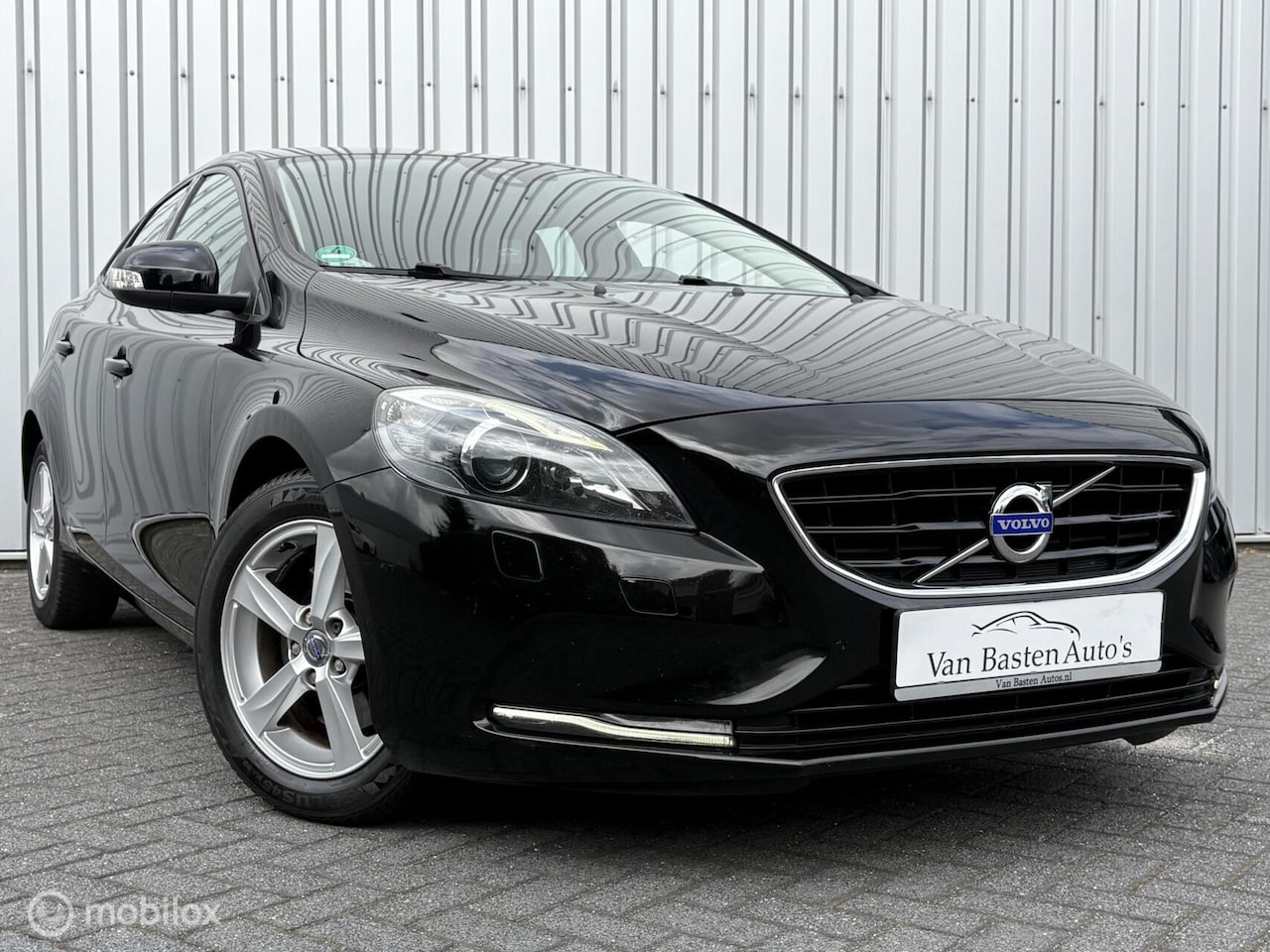 Volvo V40 - 1.6 T2 Momentum | Xenon | PDC | Cruise | Bluetooth| 2014 | Stoelverwarming | Volledige his - AutoWereld.nl