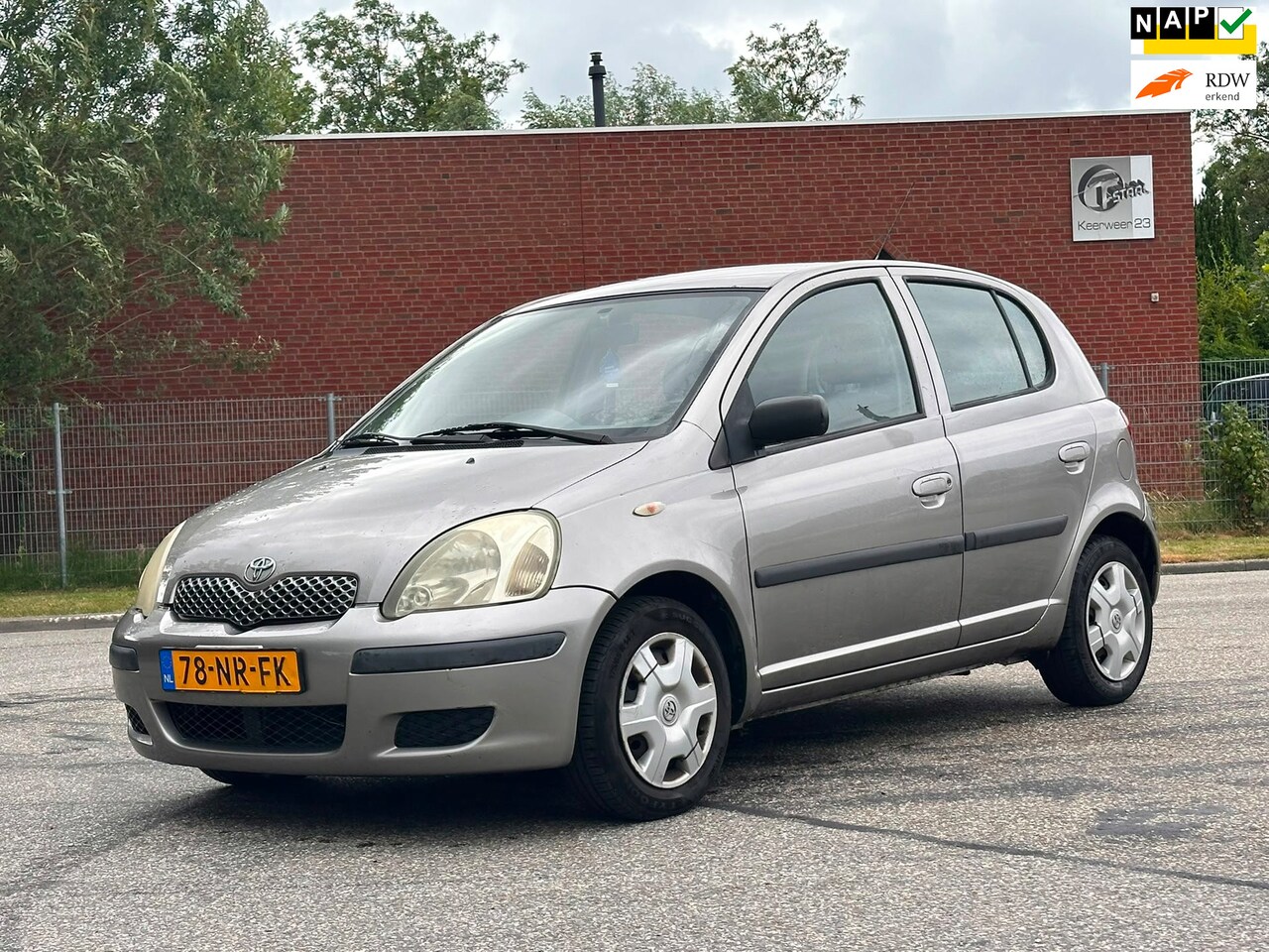 Toyota Yaris - 1.3 VVT-i Idols 5DR*Navigatie*Carplay*Trekhaak*NAP*Stuurbekrachtiging* - AutoWereld.nl