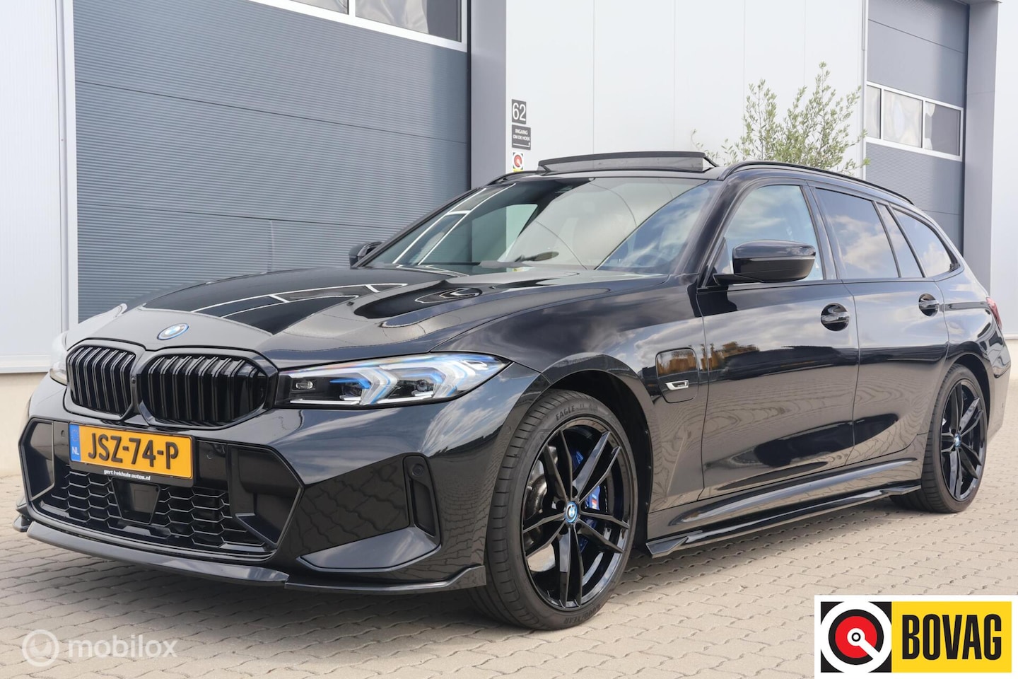 BMW 3-serie Touring - 330e xDrive M Sport | Panodak | Leder | H/K | Trekhaak - AutoWereld.nl