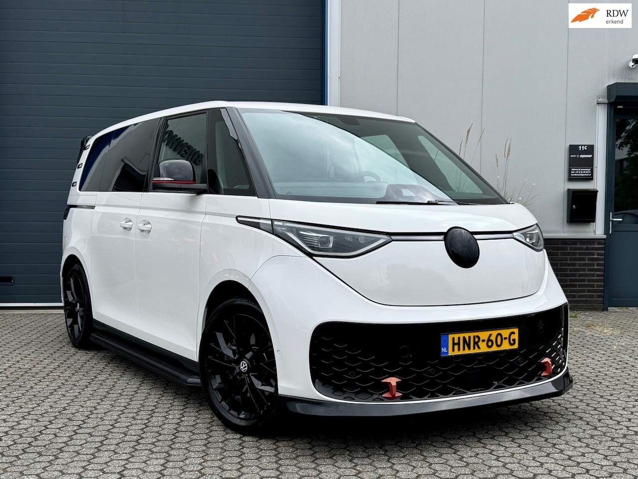 Volkswagen ID. Buzz - 1st 77kWh | Red Accent pakket | IQ Light | 5 Persoons | 2x elektrisch schuifdeur | Trekhaa - AutoWereld.nl