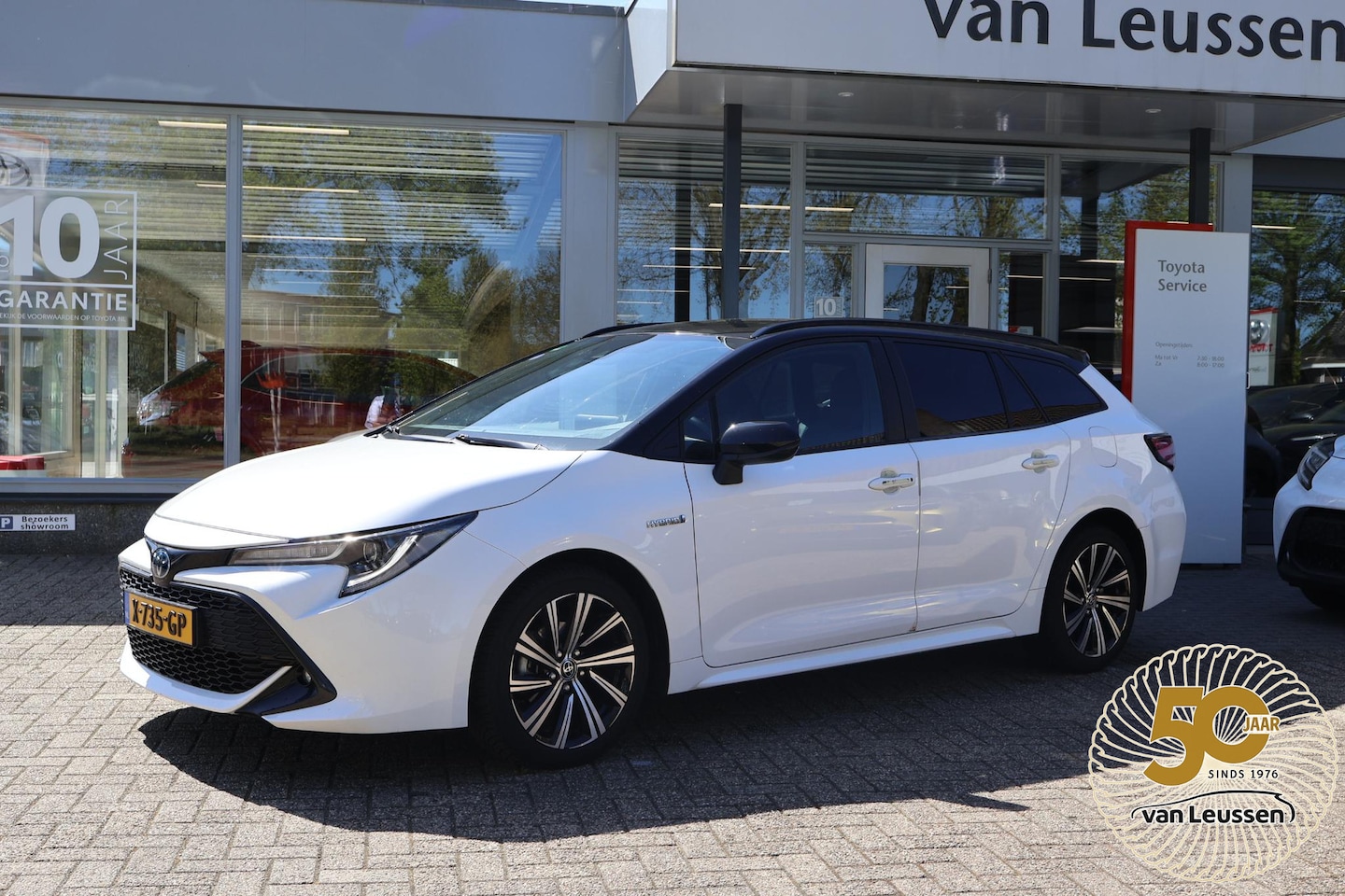 Toyota Corolla Touring Sports - 1.8 HYBRID STYLE ALL-SEASON BI-TONE ELEKTRISCHE ACHTERKLEP - AutoWereld.nl