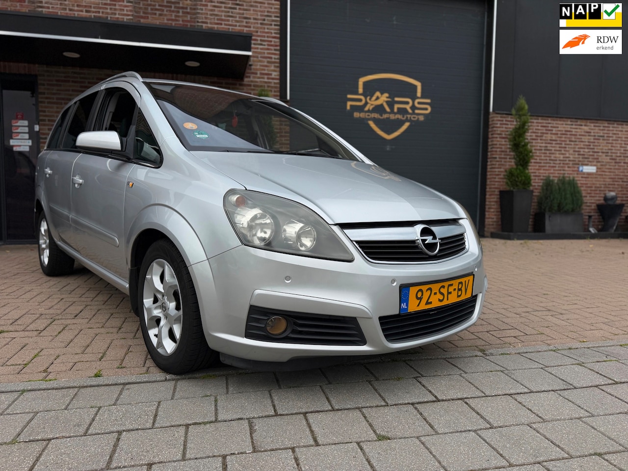 Opel Zafira - 2.2 Cosmo 150PK 7 personen Airco Elk.Ramen Cruise Control Trekhaak. - AutoWereld.nl