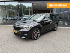 BMW X1 - sDrive20i M-Sport, Pano, LED, Stoel/stuurverw, Leer, Keyless, HUD, Camera, Dealer OH