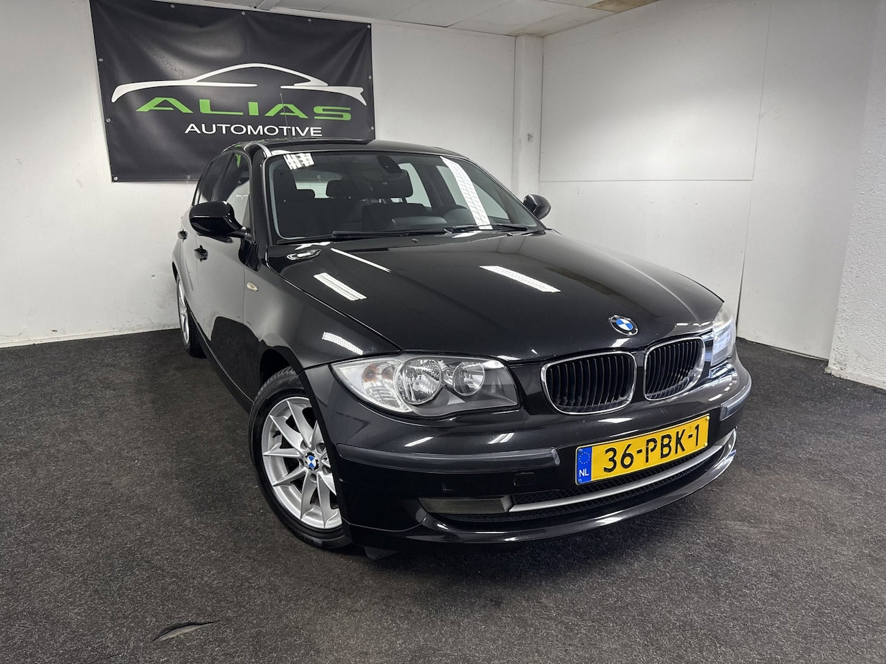 BMW 1-serie - 118i Business Line - Navigatie - Cruise Control - Start/Stop - APK 2027! - AutoWereld.nl