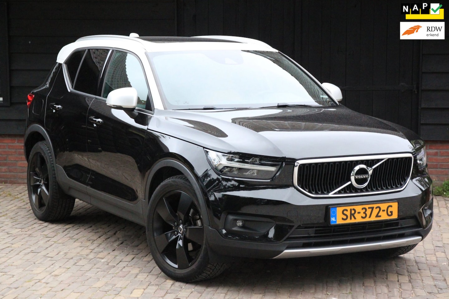 Volvo XC40 - 1.5 T3 Momentum Panorama-Elek,Dak/Camera/Leer/Trekhaak wegklapbaar - AutoWereld.nl