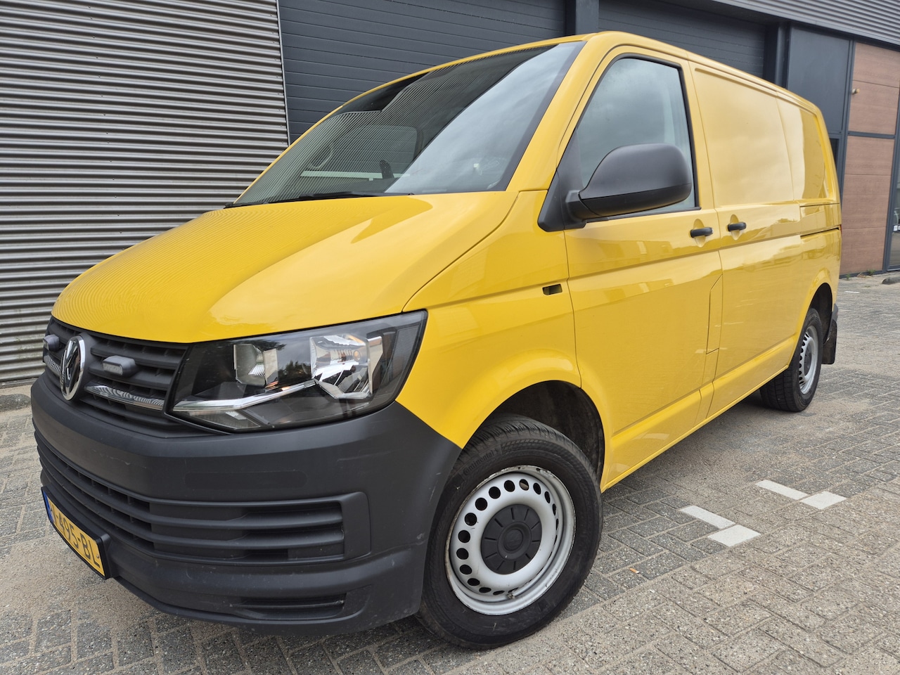Volkswagen Transporter - 2.0 TDI 150pk 2x schuifdeur 2500kg trekhaak airco cruise L1H1 Comfortline - AutoWereld.nl