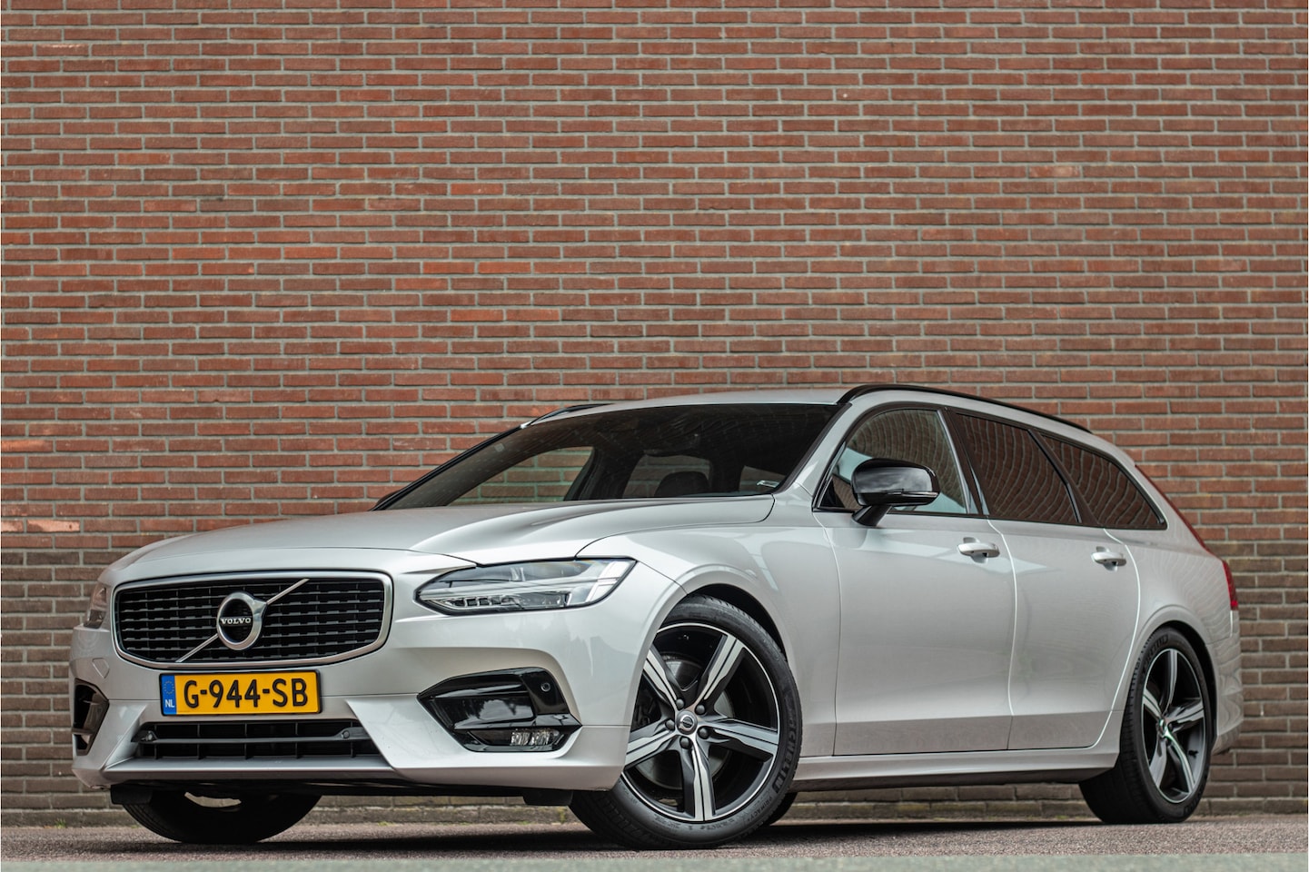 Volvo V90 - T4 R-Design, Origineel NL, Stoelkoeling, Polestar, Nappaleder, BLIS, Trekhaak, DAB+, Massa - AutoWereld.nl
