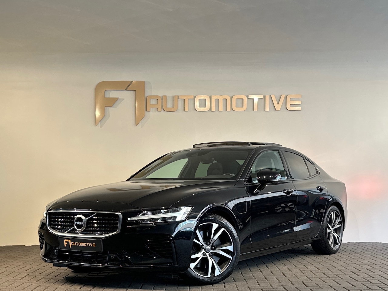 Volvo S60 - 2.0 T6 AWD Twin Engine R-Design Pano|Memory|Camera - AutoWereld.nl