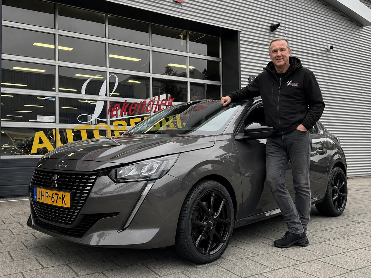 Peugeot 208 - 1.2 PureTech Pack - Navigatie / Apple CarPlay I Airco I LED I PDC I Sport velgen I Dealer - AutoWereld.nl