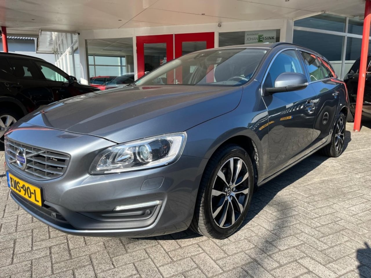 Volvo V60 - 1.5 T3 aut. 152PK Momentum Dealeronderhouden Trekhaak Navi - AutoWereld.nl