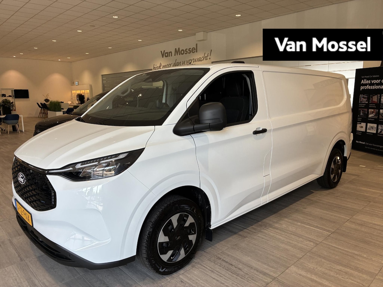 Ford E-Transit Cust. - 340 L2H1 Trend 71 kWh Van €49.015,- voor €41.940,- - AutoWereld.nl