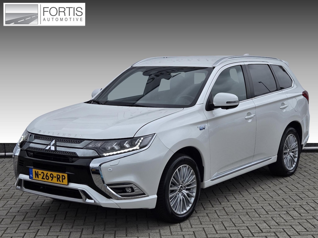 Mitsubishi Outlander - 2.4 PHEV Intense S | Dealeronderhouden| Metallic Wit | Trekhaak 1500KG| - AutoWereld.nl