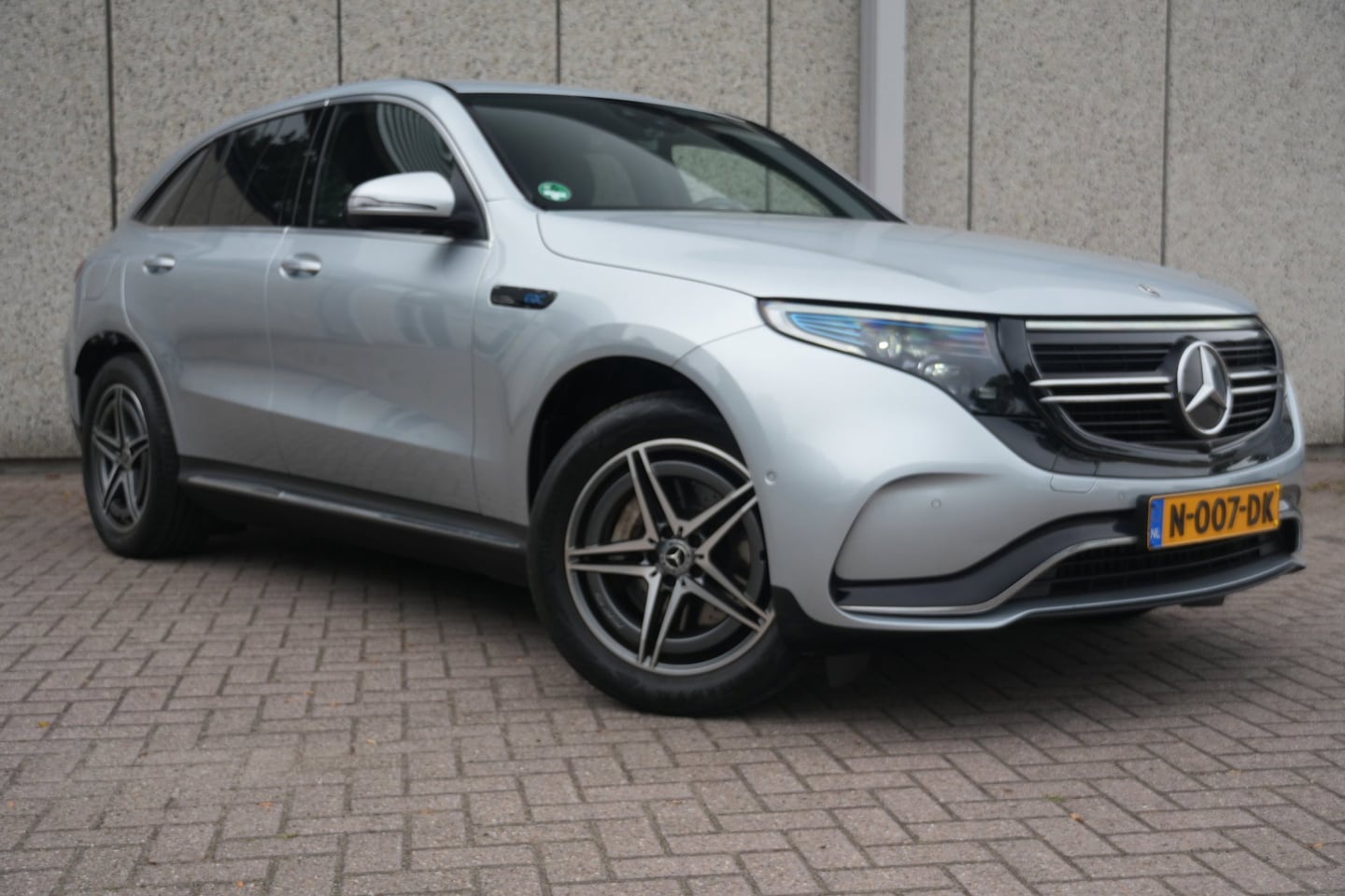 Mercedes-Benz EQC - 400 4MATIC Premium Plus 80 kWh AMG line SOH 93.95% BTW auto,2 jaar APK - AutoWereld.nl