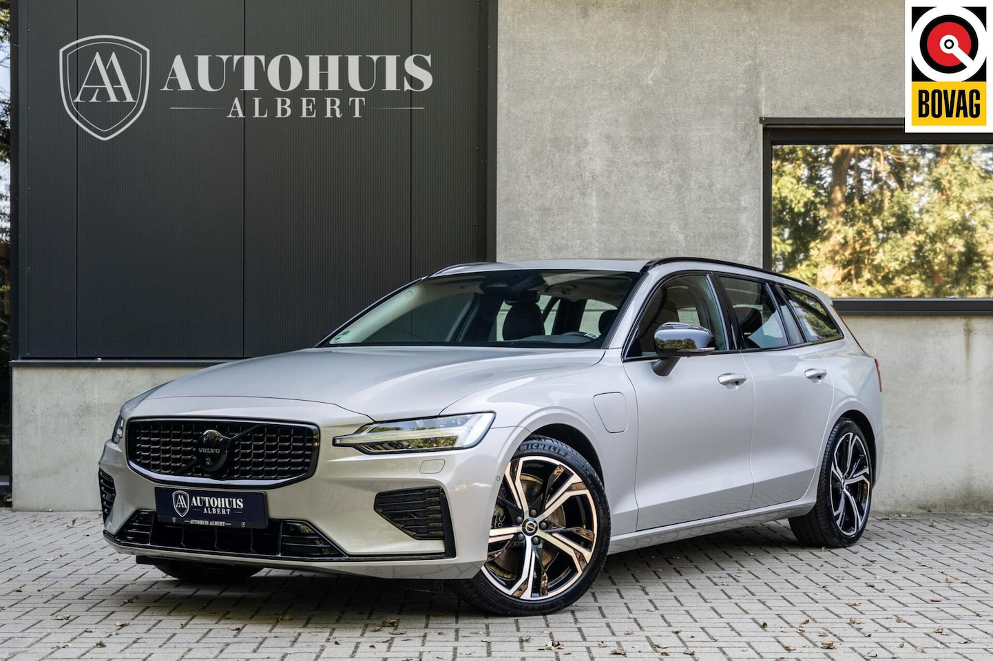 Volvo V60 - T8 Ultra Dark H&K Pano Massage HUD Trekhaak 19'' - AutoWereld.nl