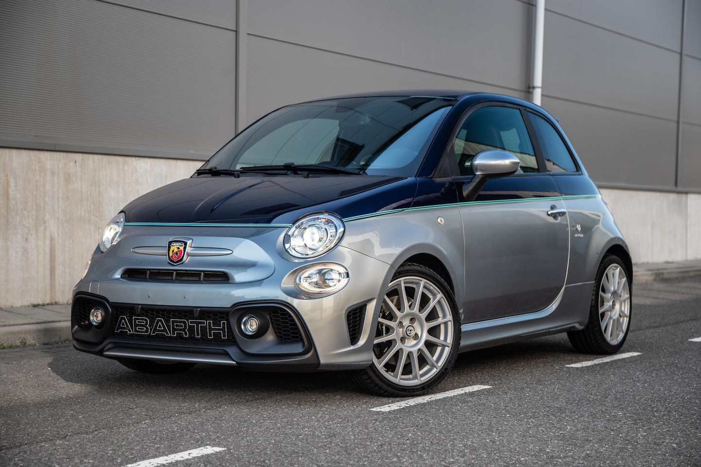 Abarth 695 - 1.4 T-Jet Rivale | Akrapovic | Beats | Nieuwe Distributie - AutoWereld.nl