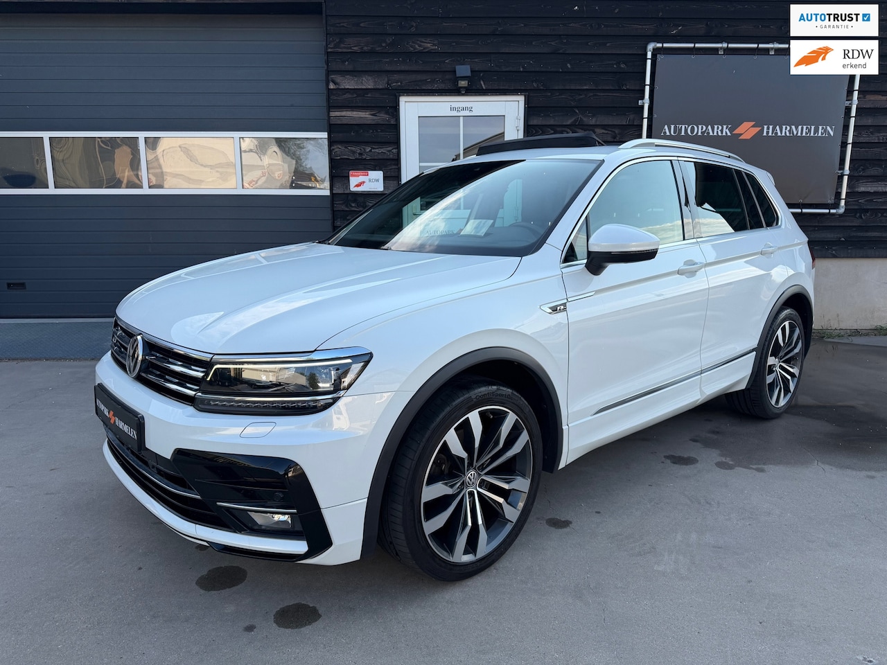 Volkswagen Tiguan - 2.0 TSI 4Motion 3X R-Line Pano Leder 360° - AutoWereld.nl