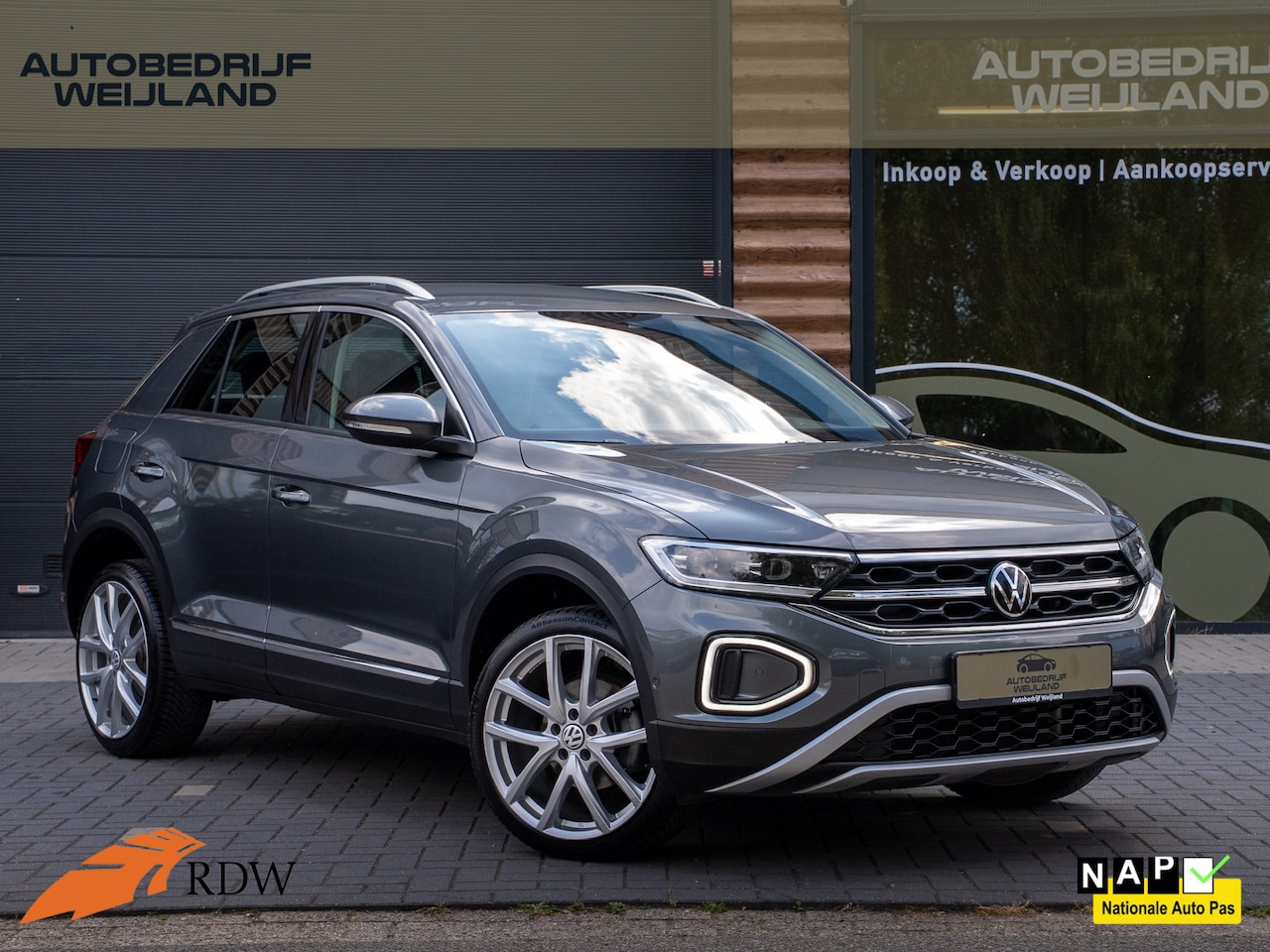 Volkswagen T-Roc - 1.5 TSI R-Line Business+ NIEUWSTAAT I R-line I Virtual I 19" I Keyless I IQ.light I Trekha - AutoWereld.nl