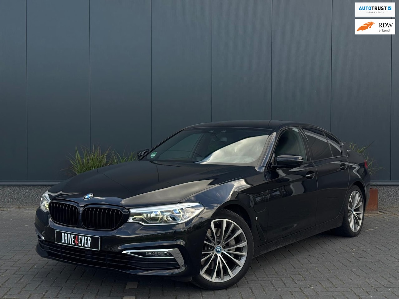 BMW 5-serie - 530e iPerformance High Executive NAVI|LEDER|LED|CAMERA|SPORTVELGEN - AutoWereld.nl