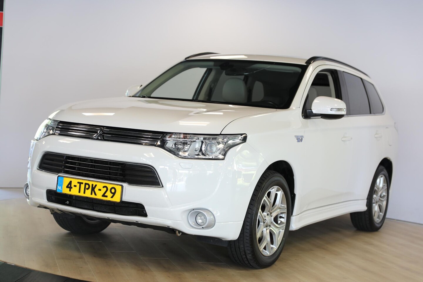 Mitsubishi Outlander - 2.0 PHEV Instyle | Schuif- kanteldak | Trekhaak - AutoWereld.nl