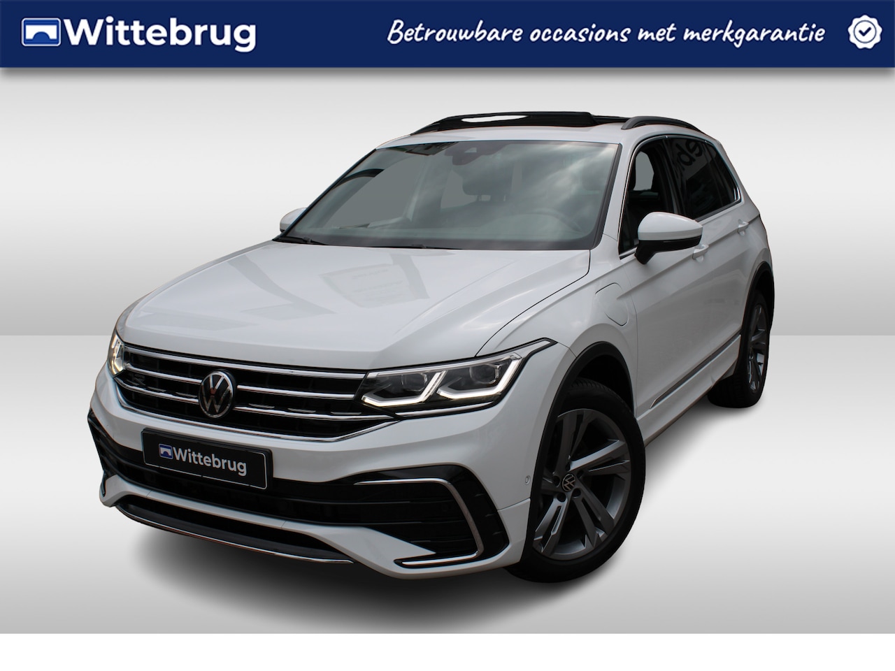 Volkswagen Tiguan - 1.4 TSI eHybrid 245pk R-Line DSG Automaat / Panorama dak / IQ-Led / Zwenkbare trekhaak / L - AutoWereld.nl