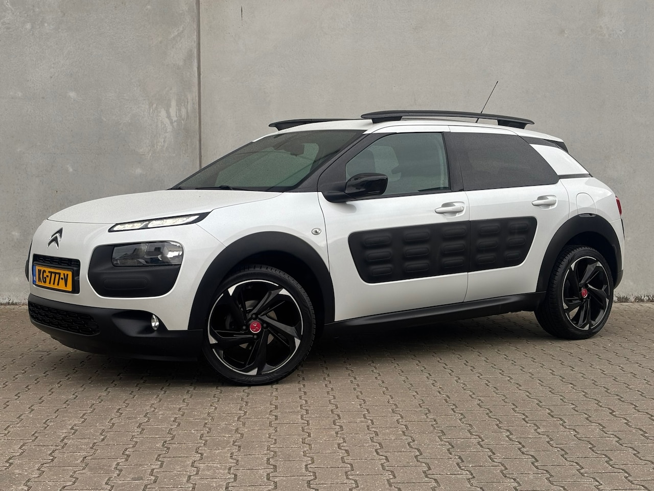 Citroën C4 Cactus - 1.2 PureTech Shine Pano Navi 18inch - AutoWereld.nl
