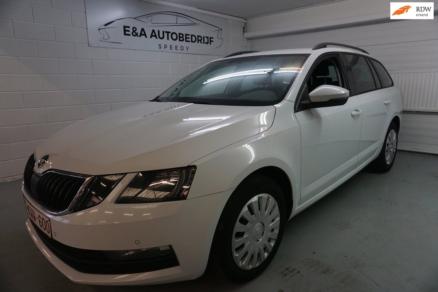 Skoda Octavia - 1.6 TDI 85kw Elegance €7995 PRIJS EX BTW/DEALER ONDERHOUDEN - AutoWereld.nl