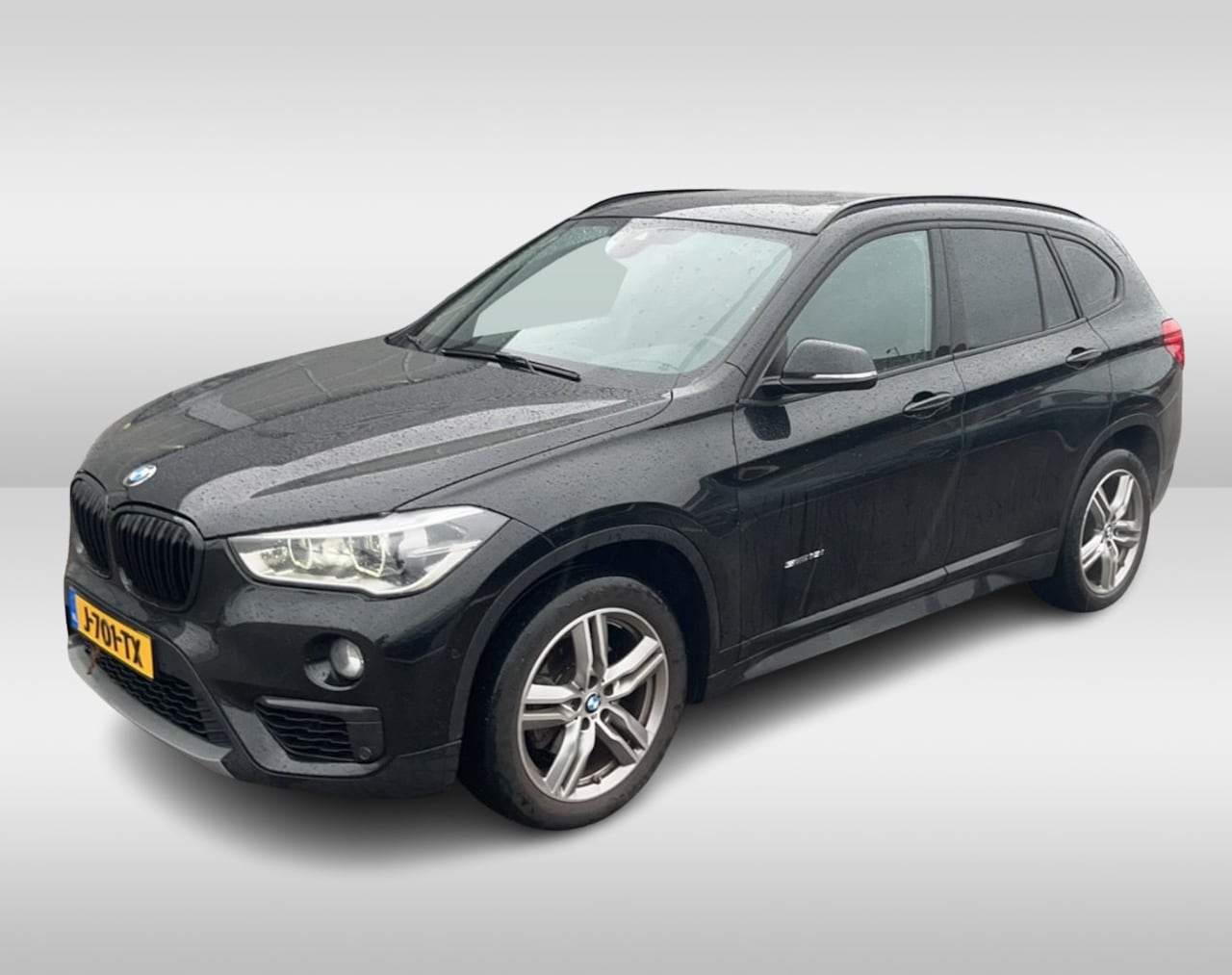 BMW X1 - sDrive18i High Executive / Panoramadak / Leder / Parkeerhulp V+A / Navigatie / 17'' / Stoe - AutoWereld.nl