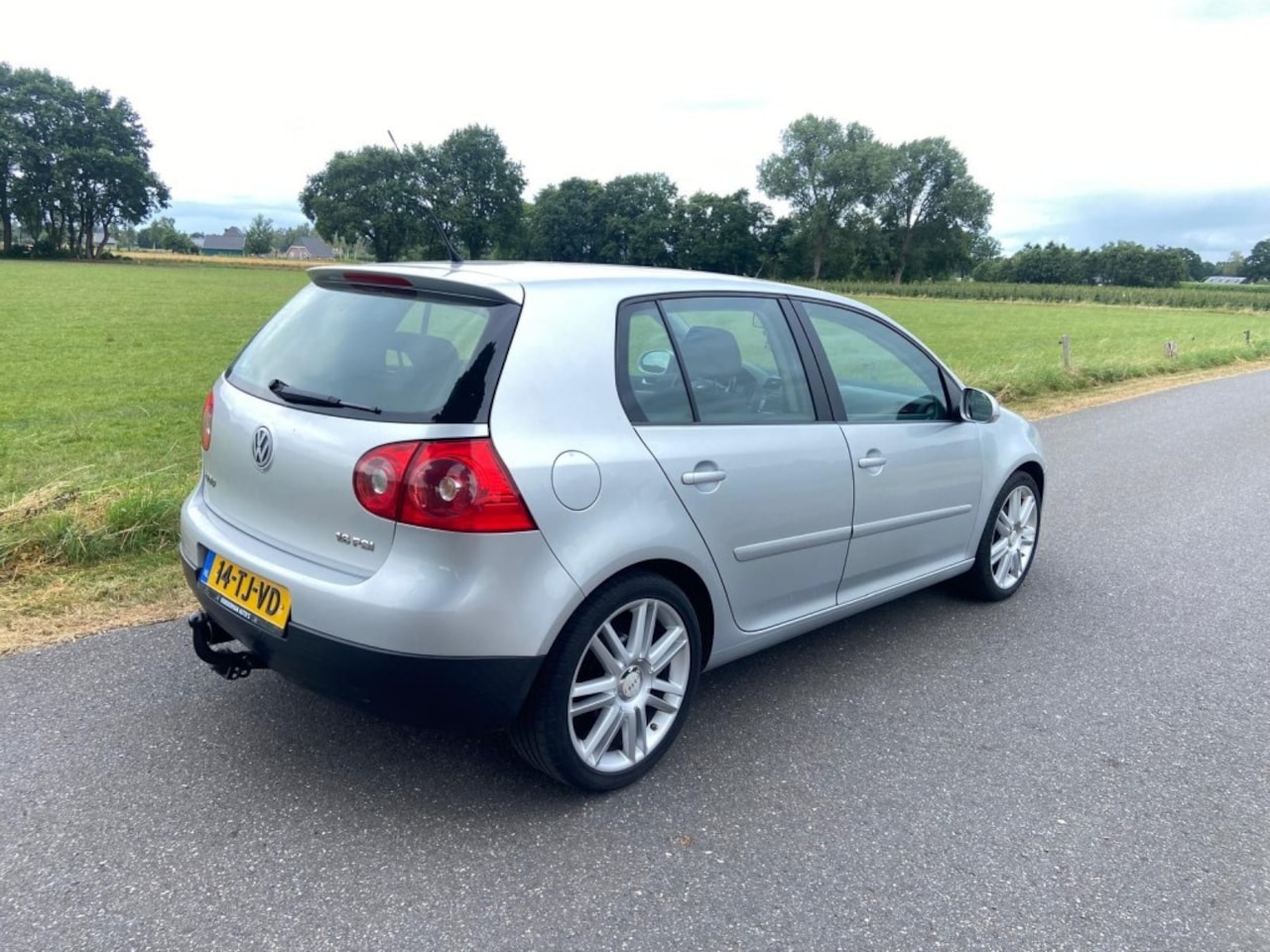 Volkswagen Golf - 1.6 FSI