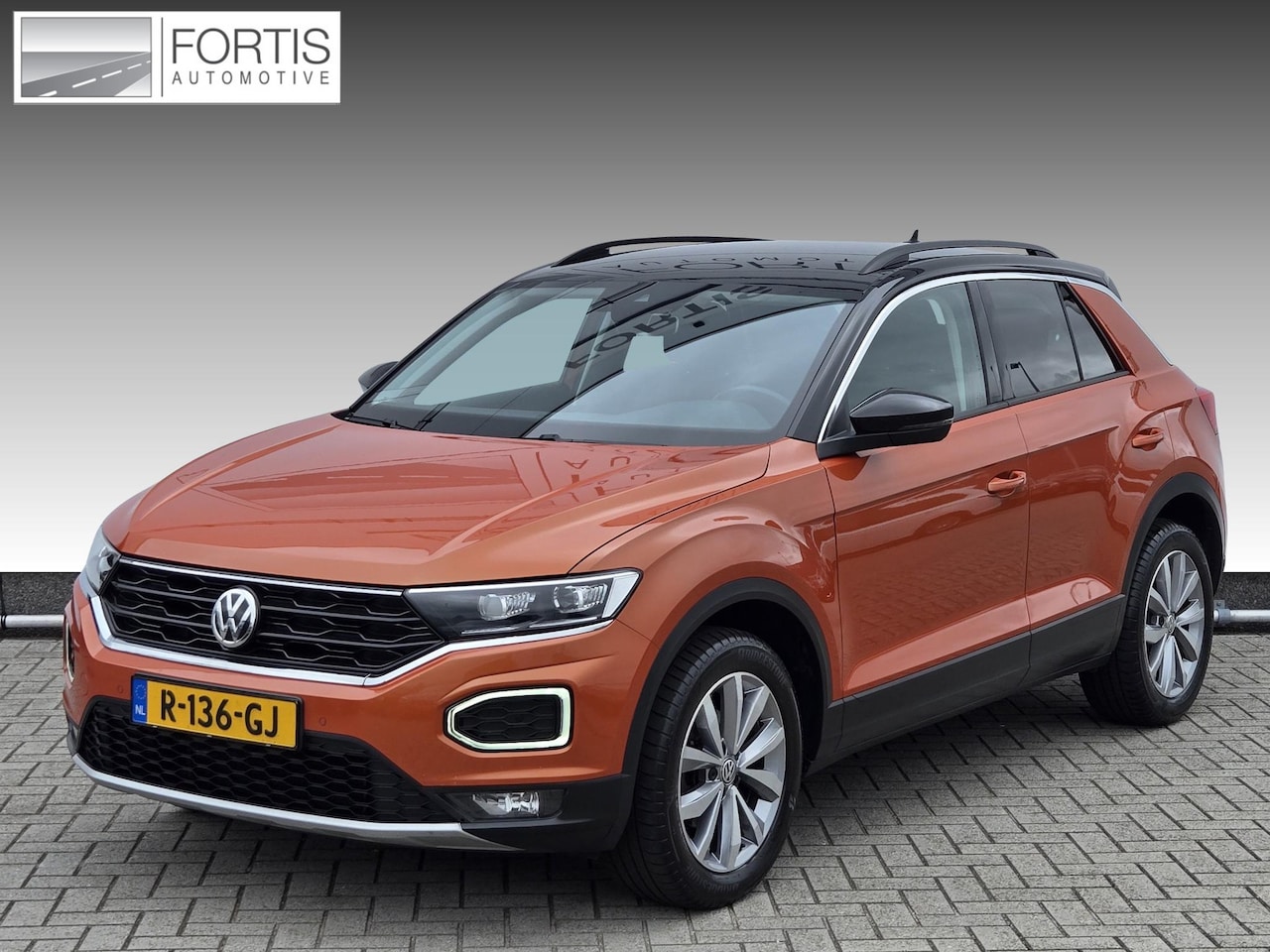 Volkswagen T-Roc - 1.5 TSI Style Business | Automaat| Trekhaak| Keyless entry| Full LED| - AutoWereld.nl