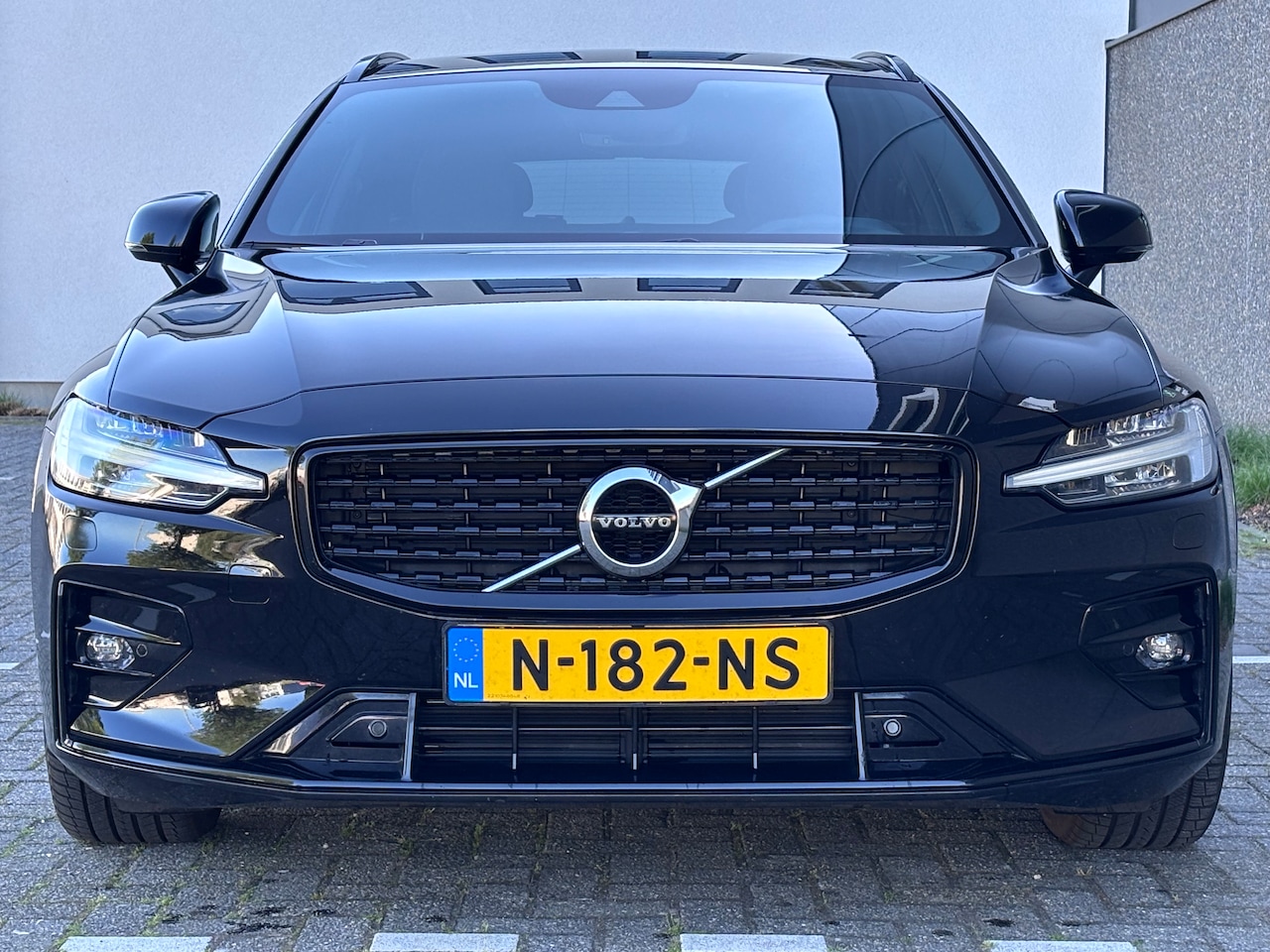 Volvo V60 - 2.0 B4 R-Design - AutoWereld.nl