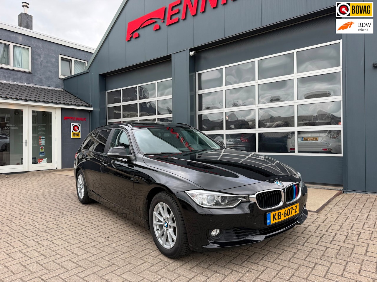 BMW 3-serie Touring - 320i High Executive Sport / Pano / Keyless / DAB / Trekhaak - AutoWereld.nl