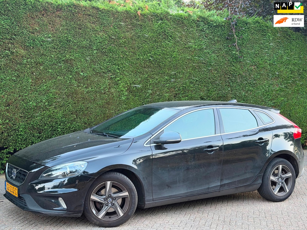 Volvo V40 - 2.0 D2 R-Design RIJDGOED/PDC/LEER/XENON/NLAUTO!!! - AutoWereld.nl